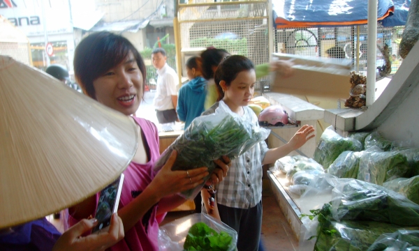 Người Sài Gòn hào hứng với phiên chợ sạch